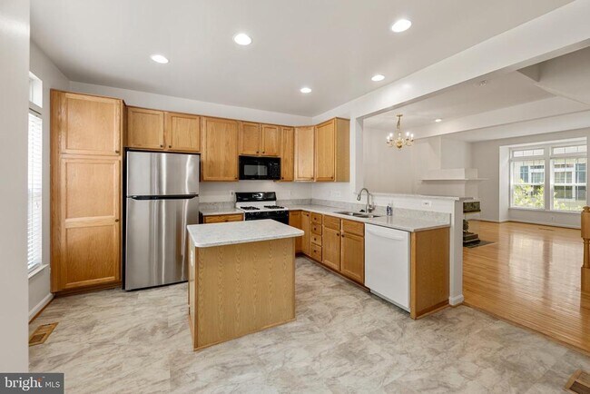 Building Photo - 956 Harrison Cir