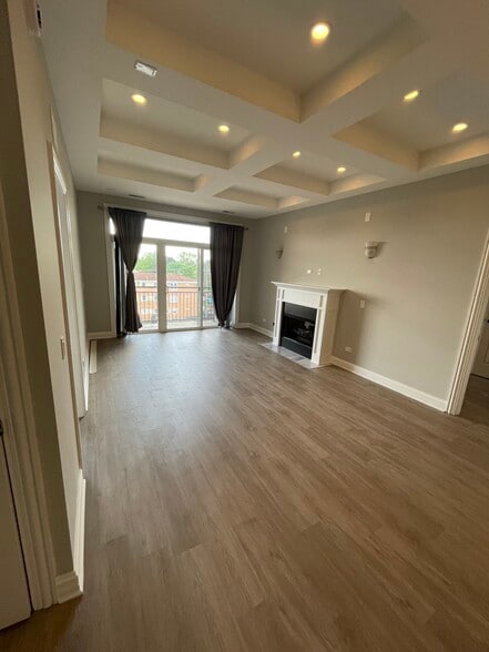 Building Photo - 6444 W Belmont Ave