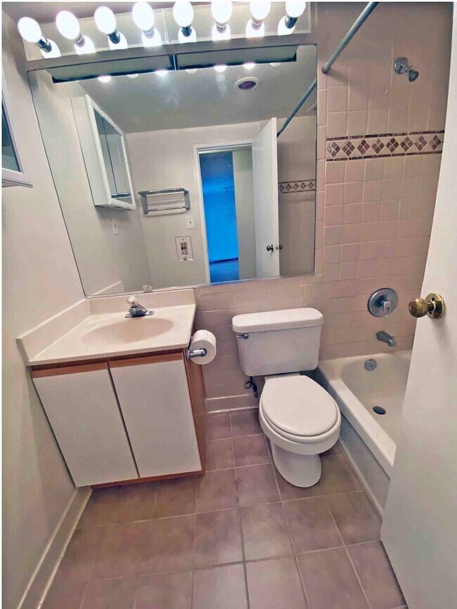 Building Photo - FOR SALE OR RENT-Centrally Located Dupont Circle 1 Bedroom Condo in the heart of it all! Utilitie...