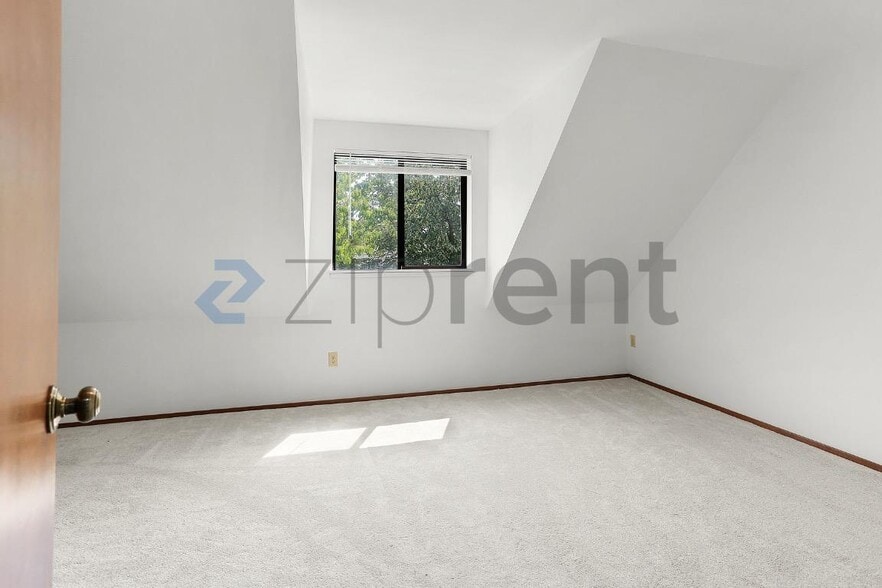 Building Photo - Unit