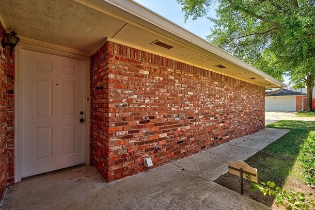 Building Photo - Beautiful Two-Story 3bed/2bath Townhome Available in Westside Norman!!