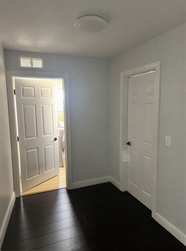 Building Photo - 9702 Hazelwood Ave