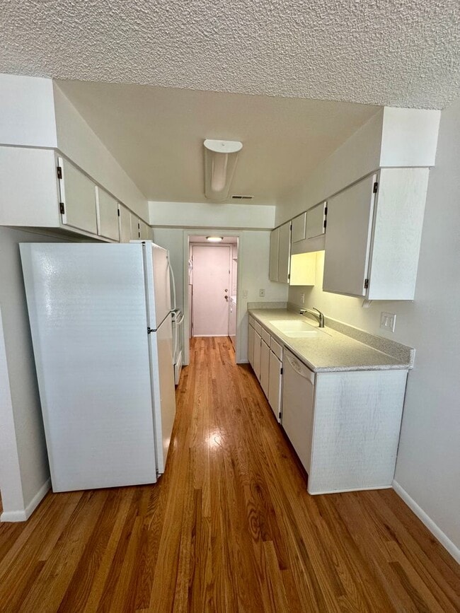 Building Photo - Updated 2 Bedroom with AC