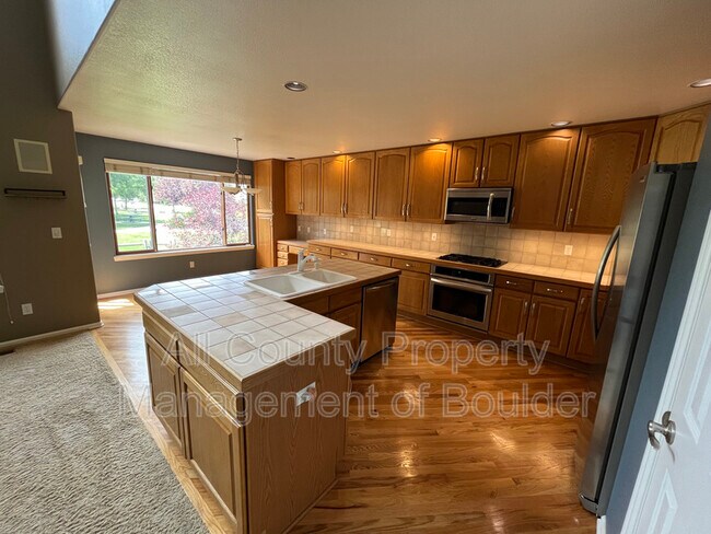 Building Photo - 1445 S Larkspur Ct