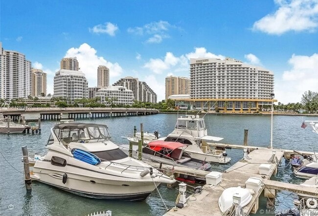 Building Photo - 905 Brickell Bay Dr
