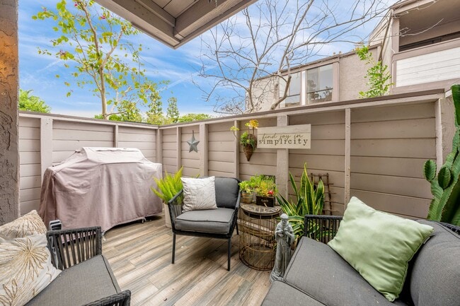 Building Photo - 9189 Village Glen Dr