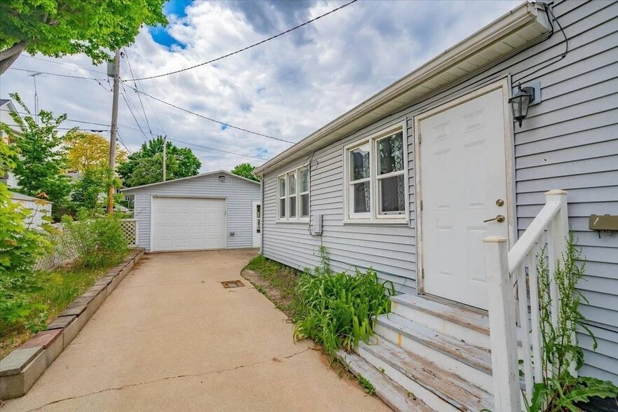 Building Photo - 614 Dewitt St