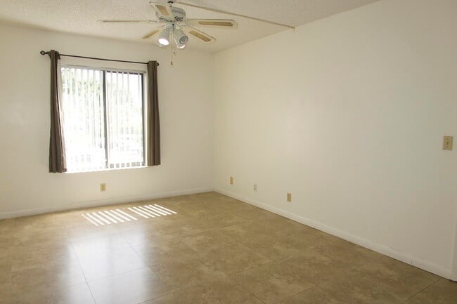 Building Photo - 208 Foxtail Dr