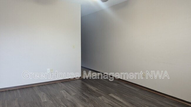 Building Photo - 423 SE A St