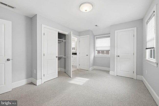 Building Photo - 2111 32nd Pl SE