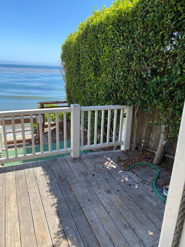 Building Photo - 6581 Del Playa Dr