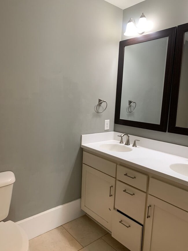 Building Photo - Beautiful Historic 3 Bedroom 2 Bath House on Colonial Drive