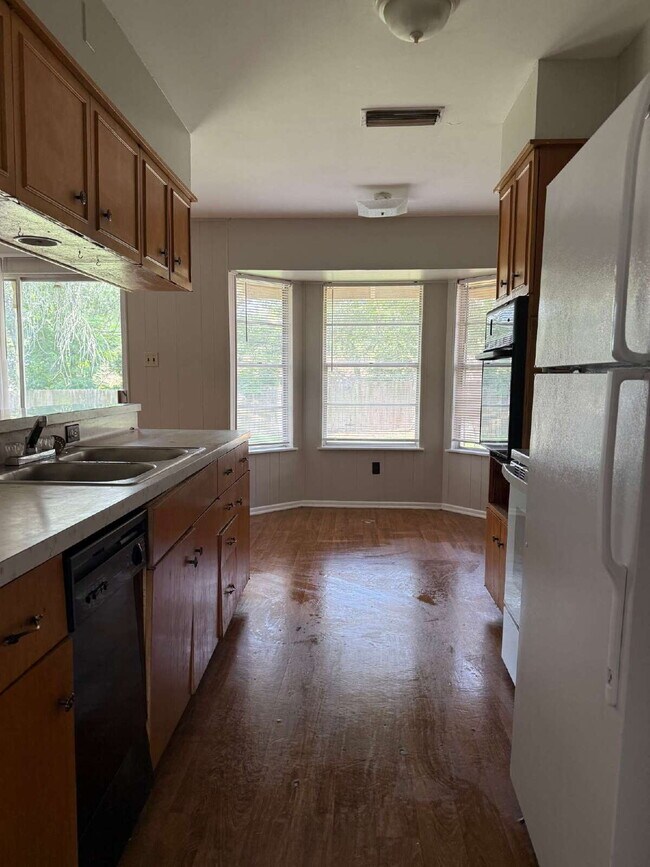 Building Photo - Open Kitchen, Warm Interior, Large Living ...