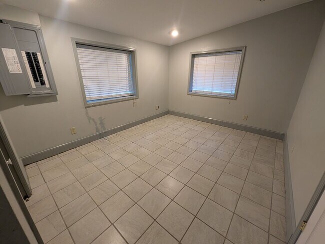 Building Photo - Arrowhead