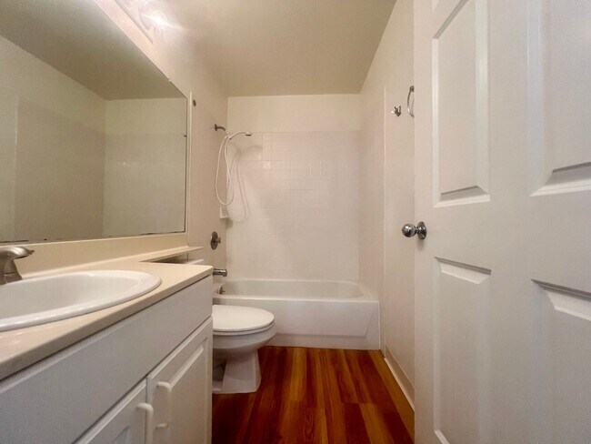 Building Photo - 2 Bedroom 1.5 Bathroom unfurnished bottom floor Condo