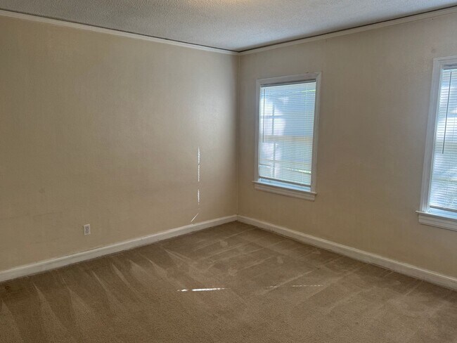 Building Photo - Large Cloverdale Apartment