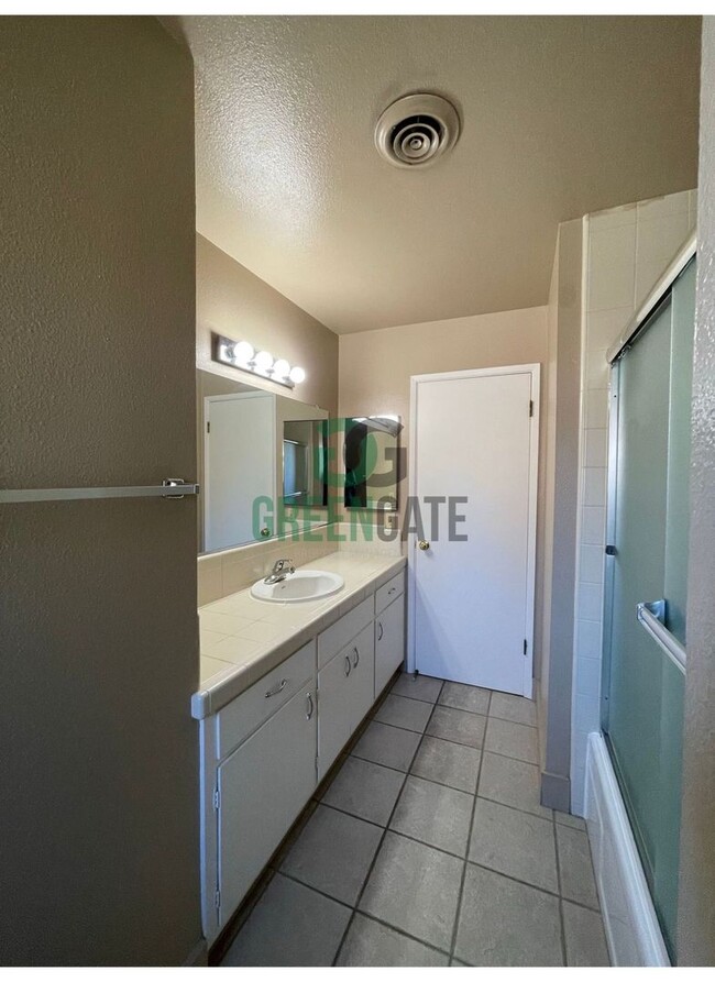 Building Photo - Charming 3 Bedroom 2 Bath Modesto home ava...