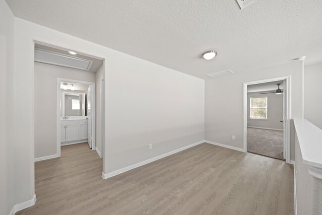 Building Photo - 835 Red Oakland Dr