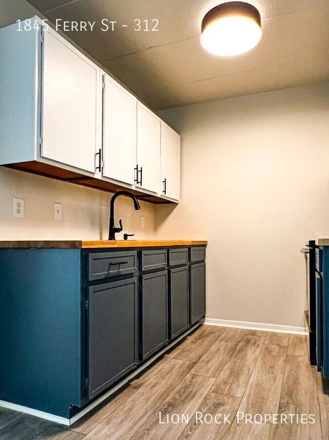 Building Photo - Modern & Spacious 2-Bedroom Condo in the H...