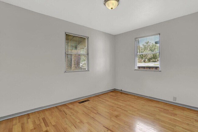 Building Photo - 623 Iowa Ave