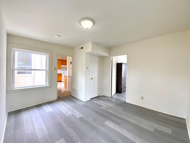 Building Photo - SPACIOUS Unit w/ Bonus Room/Office, Hardwo...