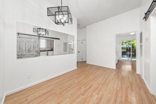 Building Photo - Charming 2-bedroom, 1-bathroom in Roseville