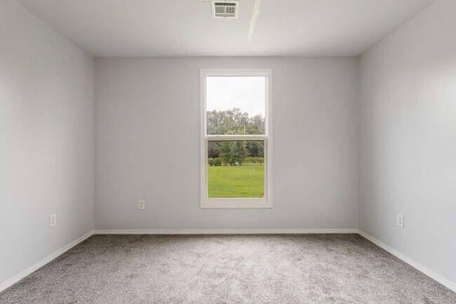 Building Photo - Modern Comfort on 1 Acre in Coweta – Available Now!