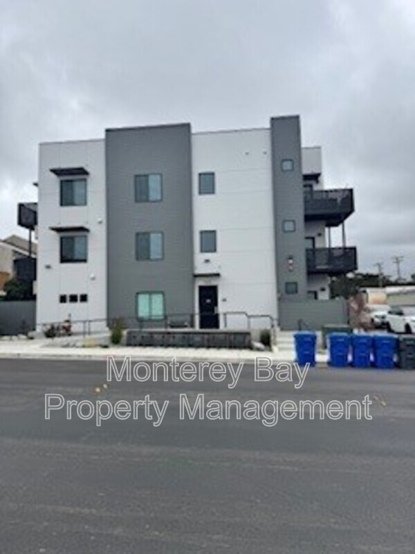Building Photo - 3108 Seacrest Ave