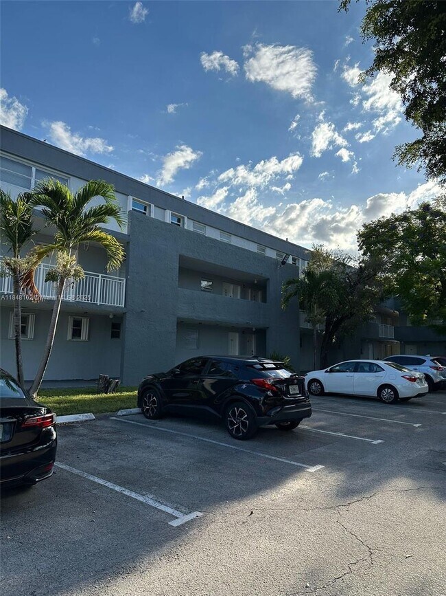 Building Photo - 9371 Fontainebleau Blvd
