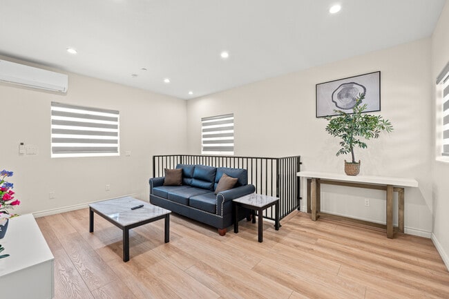 Building Photo - Stylish & Bright 2 Bed 2 Bath | Fully Furnished | Move-In Ready