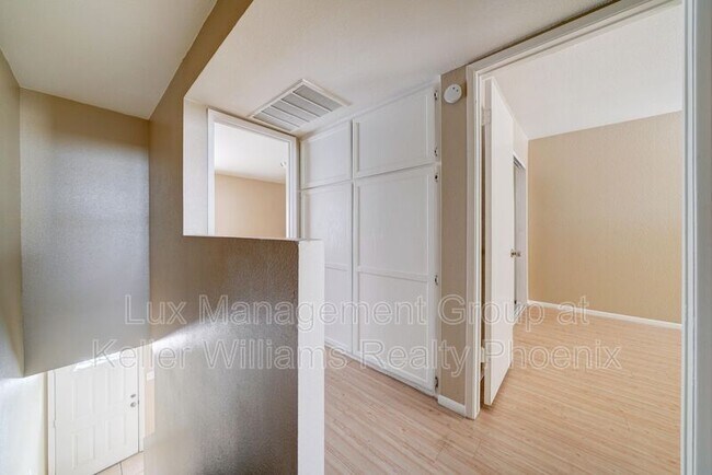 Building Photo - 3840 N 43rd Ave