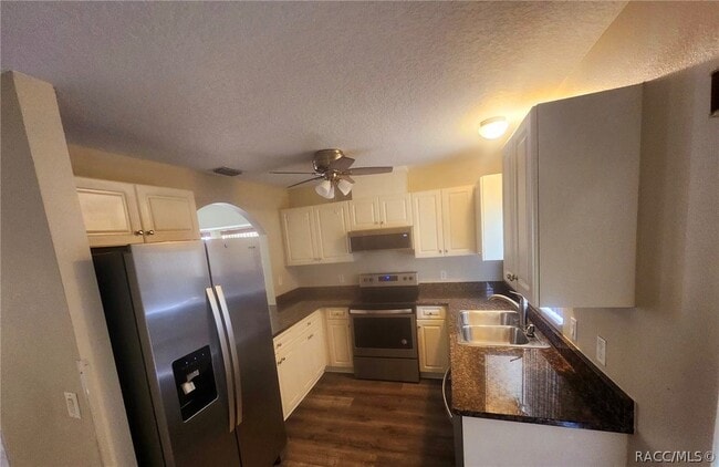 Building Photo - 835 E Rembrandt Way
