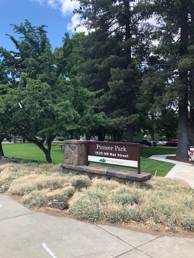 Building Photo - Large Studio Condo on Deschutes w/river trail access, minutes to downtown, heated pool, and cover...