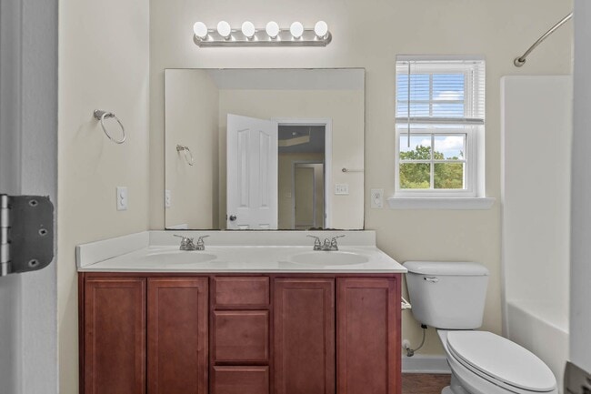 Building Photo - 3 Bedroom 2 Bathroom Home