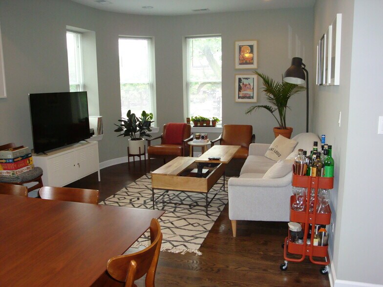 Living room - 2800 W Logan Blvd