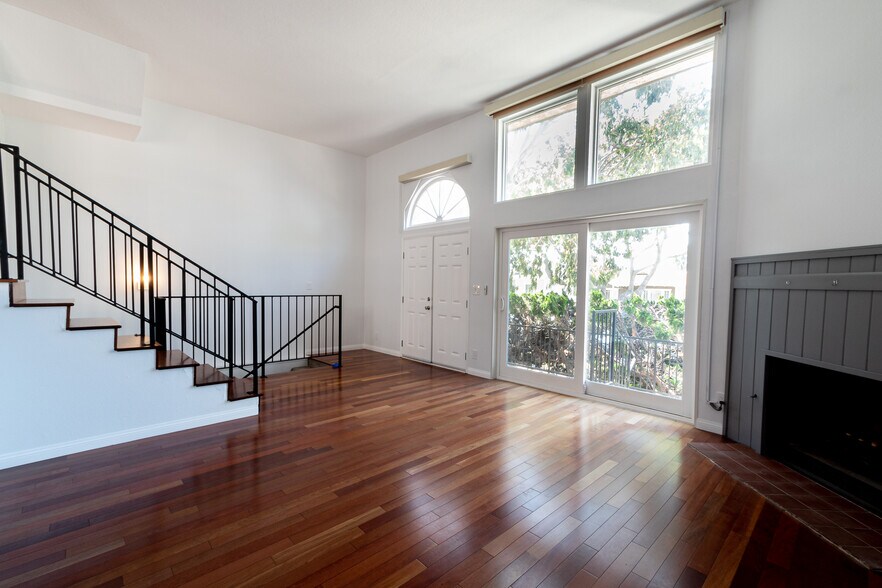 Gleaming hardwood floors & tall ceilings - 312 N Francisca Ave