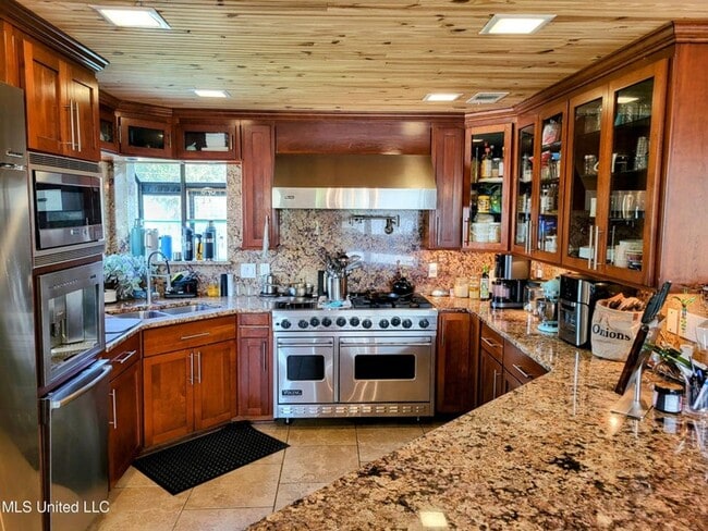 Building Photo - Riverfront Living with Private Boat Launch