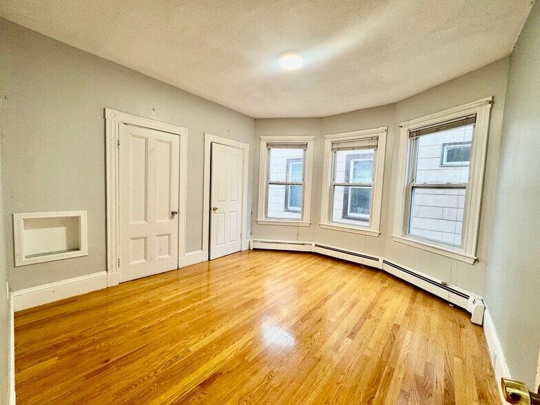 Building Photo - 372 Prospect St