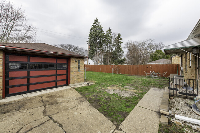 Building Photo - 342 N Lewis Ave