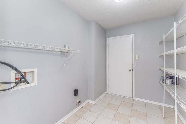 Building Photo - Sweet 3 Bedroom 2 Full Bath in Wayne Township