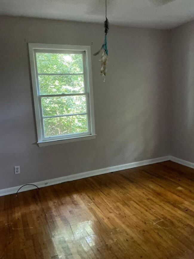 Building Photo - 3 bedroom 2 bathroom house conveniently lo...