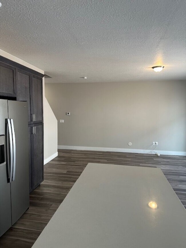 Building Photo - Amazing 3 bed, 2.5 bath with 2 car garage townhome!