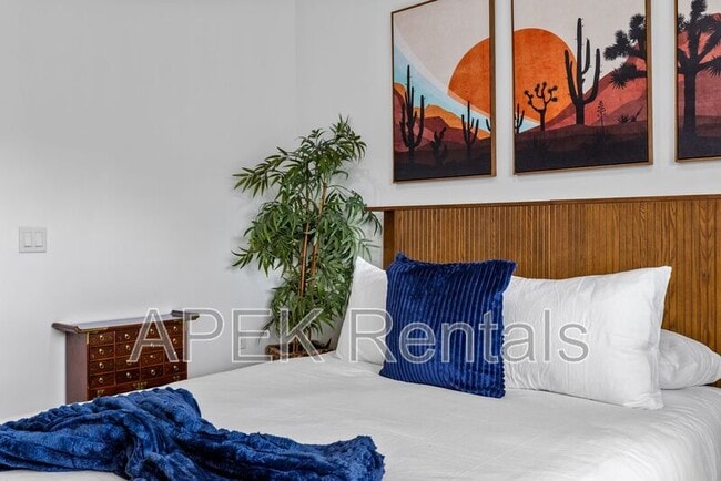 Building Photo - 2056 Paseo Roseta