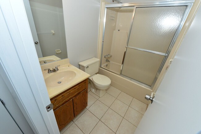 Building Photo - Great Neck just a few miles from Oceanfront