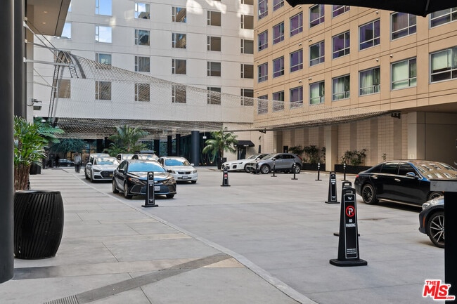 Building Photo - 6250 Hollywood Blvd