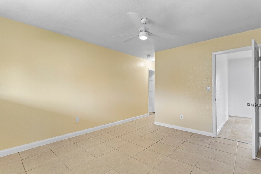 Building Photo - 1831 SW 97th Ter