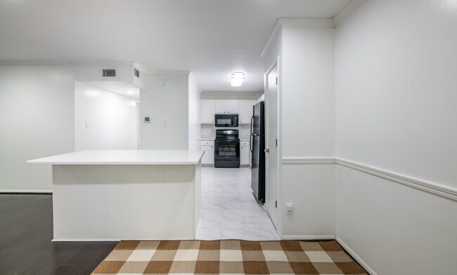 Building Photo - 1001 Woodland Vlg