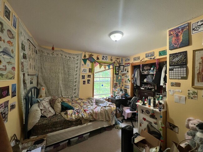 Building Photo - 3 Bed 1.5 half bath House Close to WWU and...