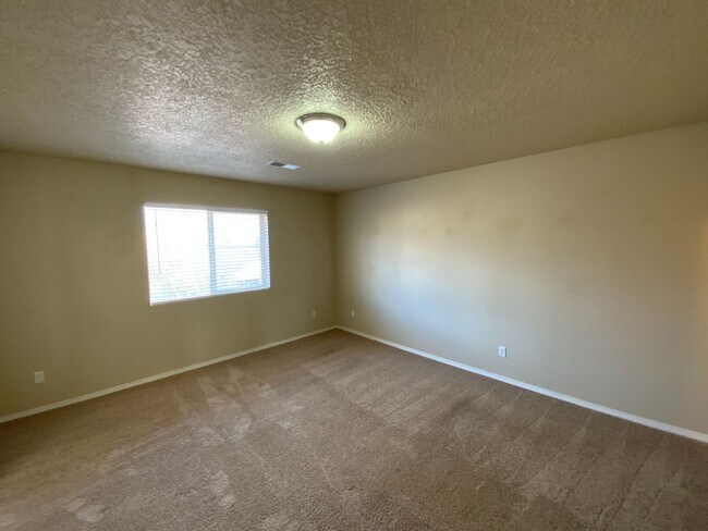 Building Photo - 3 Bedroom Home Available Near Unser Blvd NW & Rainbow Blvd NW!
