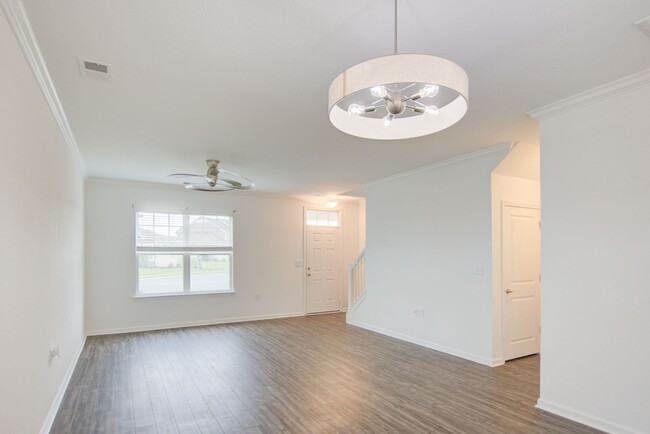 Building Photo - 3 Bed, 2.5 Bath Condo in Hickory School Di...